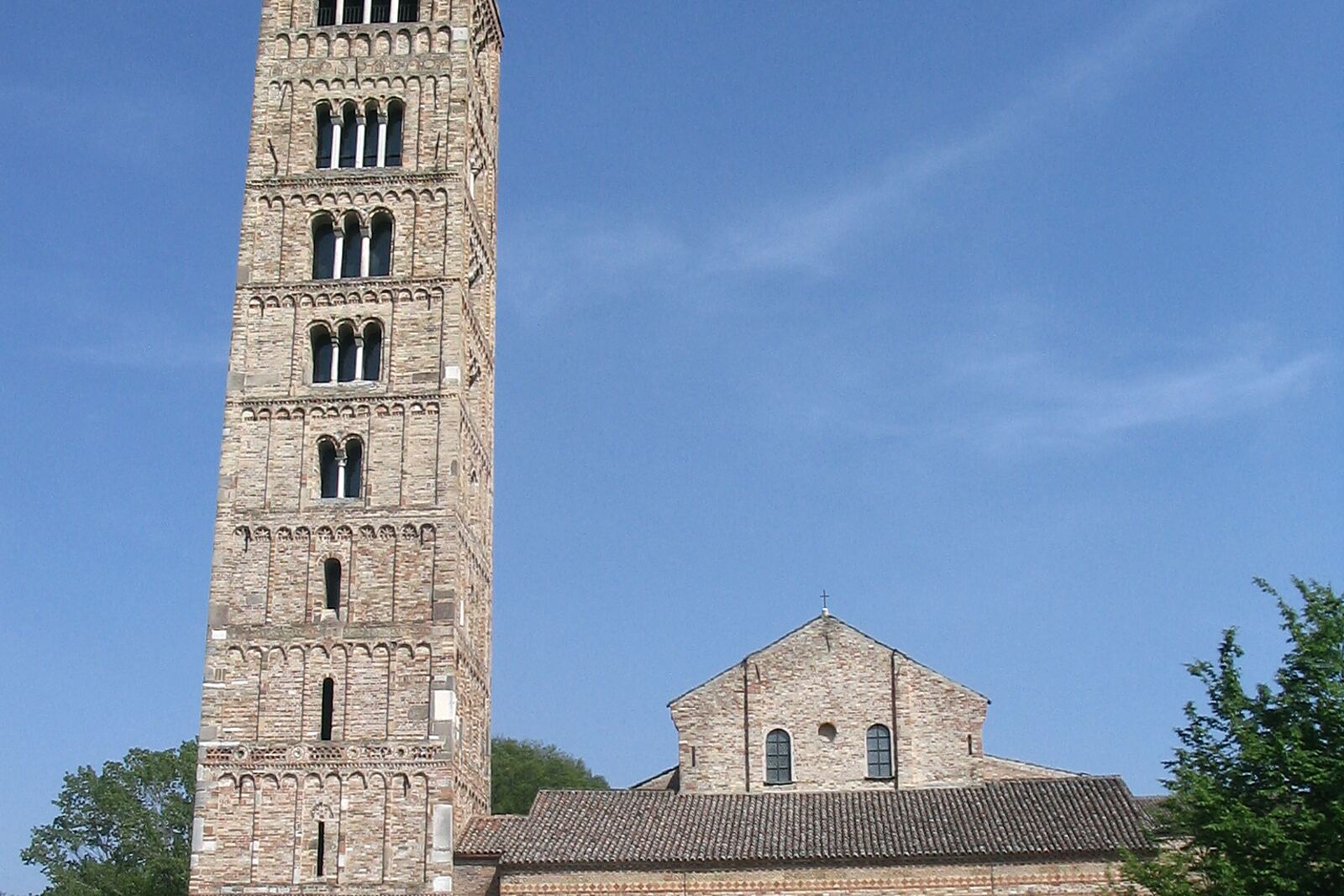 La facciata dell'abbazia di Pomposa